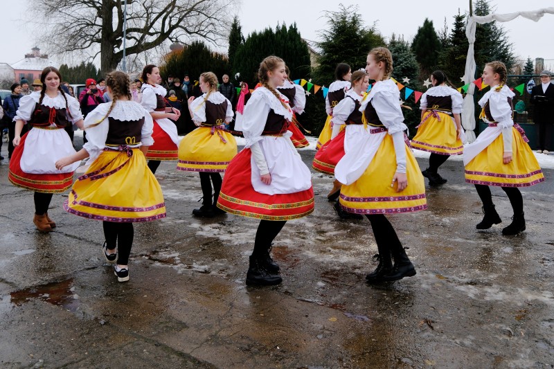 Děvčata v tradičních krojích svým tancem oživují masopustní veselí.